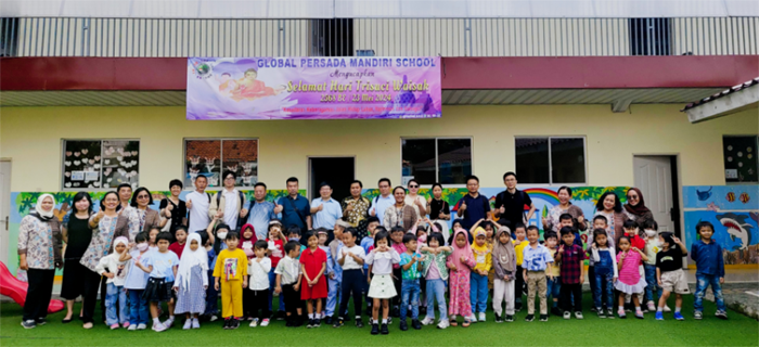 圖9 參展代表團部分成員與印尼GPM學(xué)校幼兒園師生合影